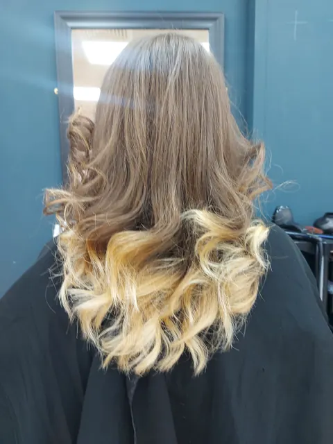 Blonde balayage ombré with soft waves