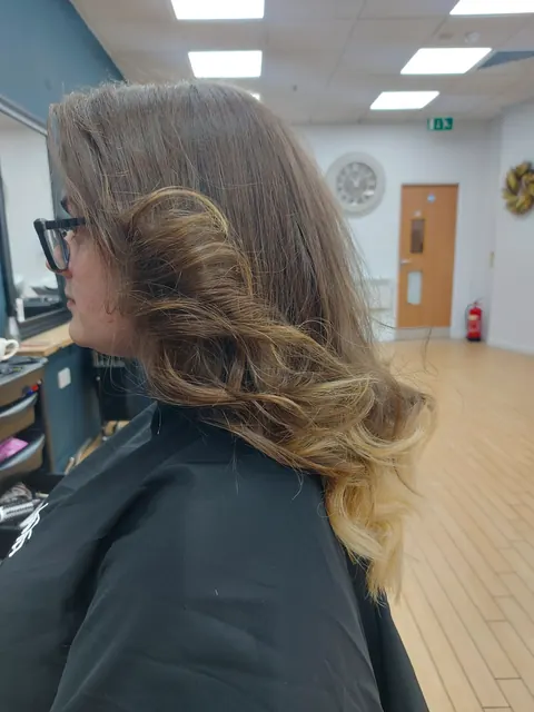 Bronde balayage waves side view
